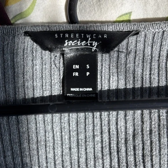 Gray V-Neck Ribbed Sweater - Picture 2 of 2